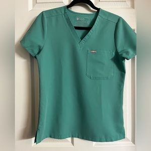 Fig scrub set in the color Hydro green top Xs bottoms XS